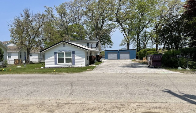 Lake front house with beautiful views and walking distance to Indiana Beach.