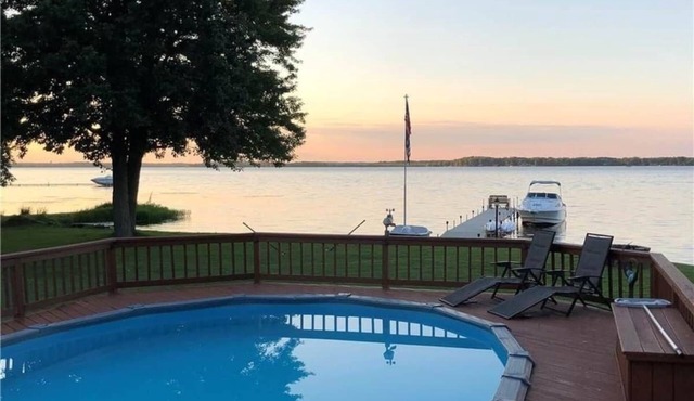 Lake front house with Pool and hot tub and game room
