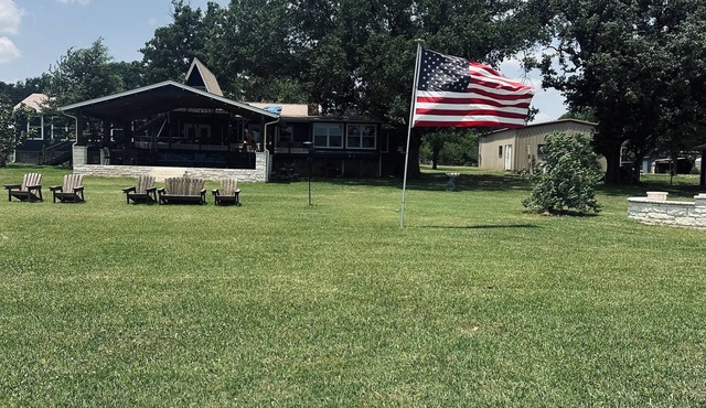 Lake Front House with Spacious 6-bedrooms, AC, WiFi in delightful Groesbeck