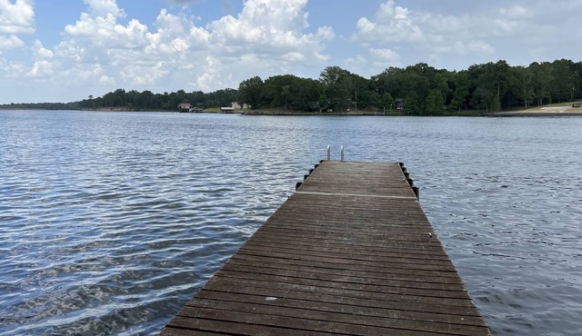 Lake Front Huge Verandas New Appliances w/Paddleboard Jon Boat electric motor