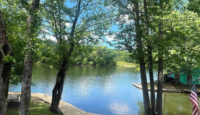 Lake Front in Hot Springs! Cozy, Water views and more!