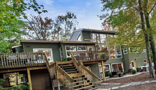 Lake Front in Poconos Mtns: Hot Tub/Sauna/Game Room/Kayaks/Private Beach