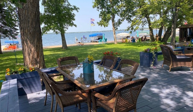 Lake front Lake Melissa Cabin with huge sand beach!