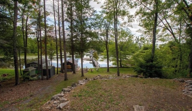 Lake Front Living- YEAR AROUND!- 4bdrms, Laundry, Large Balcony Big Waterviews