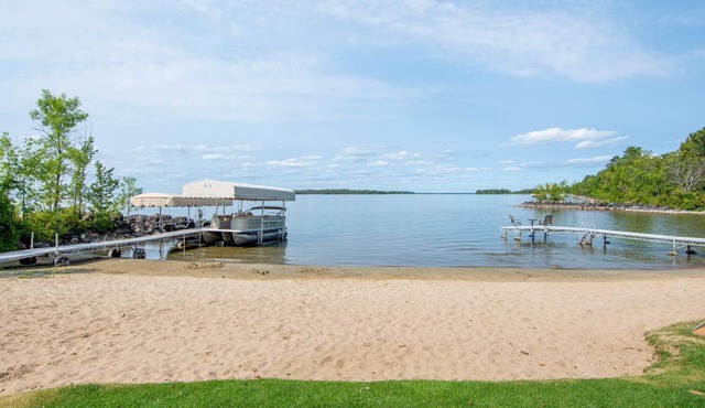 Lake Front Lodge, Leech Lake, with Multiple Cabins, Large Groups & Reunions
