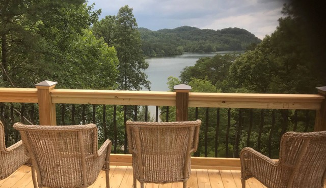 Lake Front Lodge With Beautiful Lake Views And 5 Bedrooms And 5 Bathrooms.