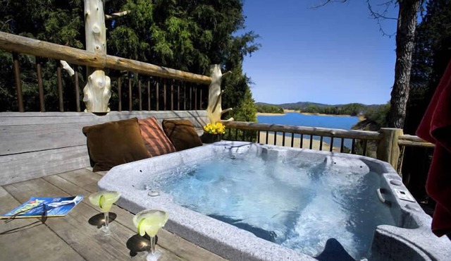 LAKE FRONT LOG CABIN ON DOUGLAS LAKE IN THE GREAT SMOKY MOUNTAINS