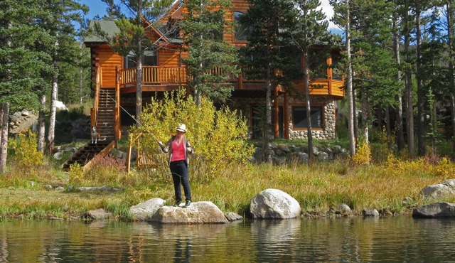 Lake Front Log Home, Amazing Mountain Views, Private Fishing and Canoeing