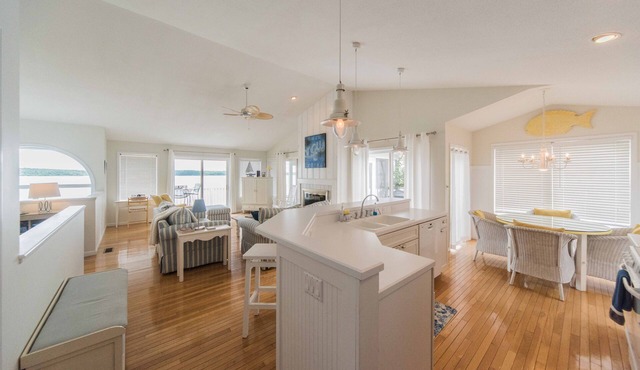 Lake-front Luxury 5bdrm on Kentucky Lake - JZ Vacation Rentals