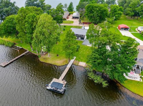 Lake Front Luxury Fire Pit, Boat Ramp, Grill