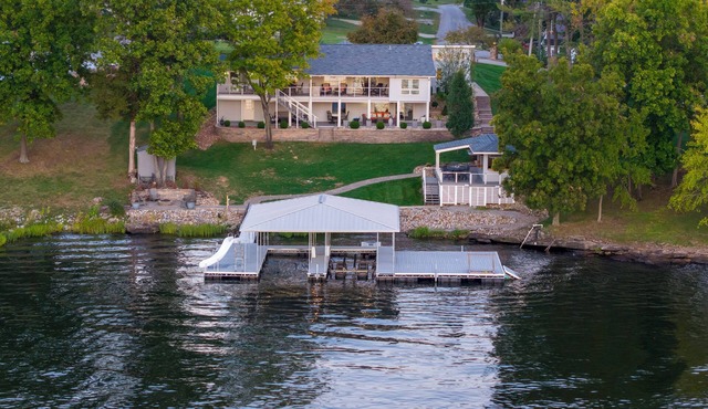 Lake Front Luxury-5 beds, 3 baths, Tiki Bar, 2 slip dock