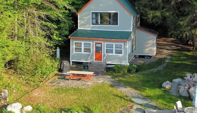 LAKE FRONT MAGIC. A Secluded cottage in the Adirondack Park on MOUNTAIN LAKE