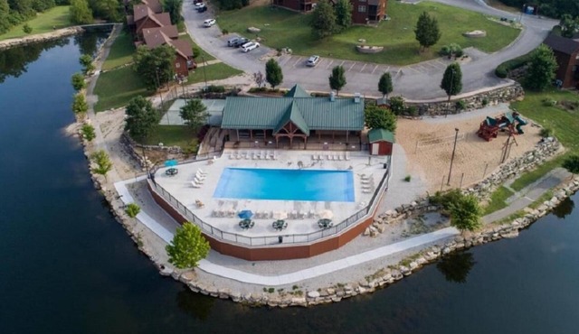 Lake Front next to the Pool! In Stonebridge by Silver Dollar City