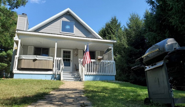 Lake Front Northern Michigan Cottage with Hot Tub