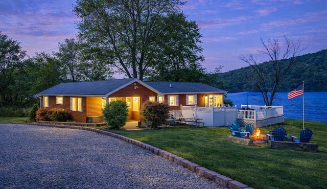 Lake Front Oasis: 3 bedroom + 2 bathroom cottage with fishing dock on Lake Logan