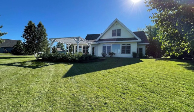 LAKE FRONT OASIS in SPACIOUS 5-bedroom home with WiFi/AC/Heat on Lake Reno