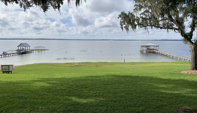Lake front on North shore of Lake Weir, Florida (it is NOT a duplex/2 entries)