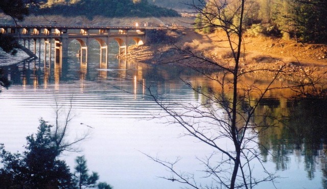 LAKE FRONT ON SHASTA LAKE, NESTLED IN THE MOUNTAINS!