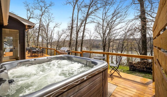 Lake FRONT - Paddle Point - Hot Tub!