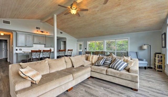 Lake Front Paradise, with Spectacular views!