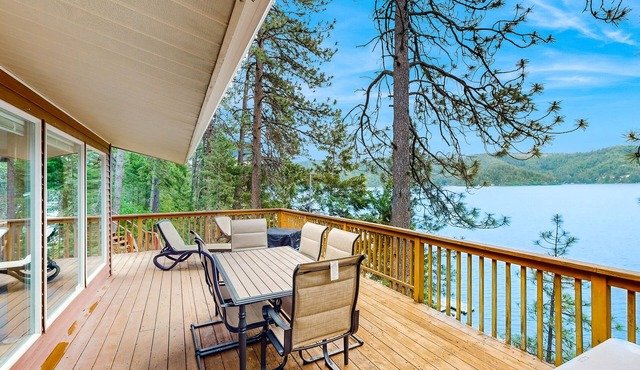 Lake Front Paradise with private dock and Private Beach