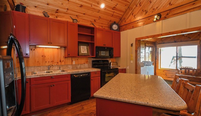 Lake front, pool, beach, kayaks, canoes, resort amenities included