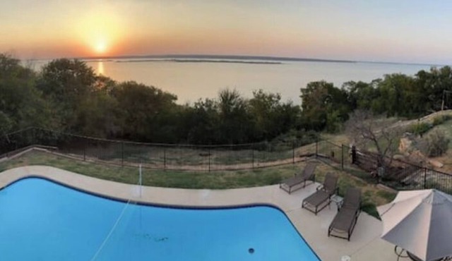Lake Front, Pool & Sunset Island Views- Lake Texoma HEAVENLY!