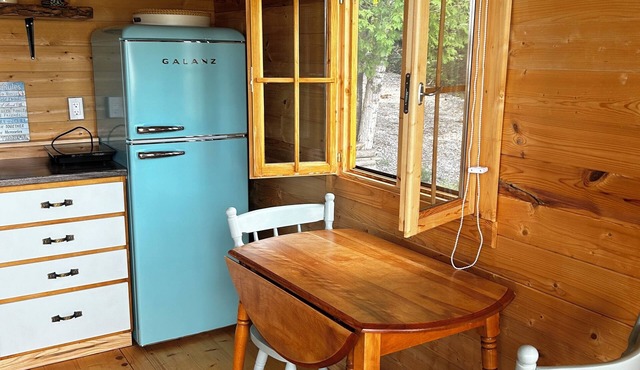 Lake front private Bunkies …accommodates 6 people!