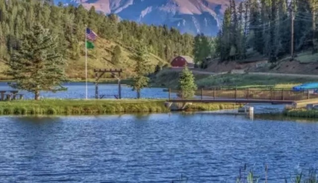 Lake front property, Pikes Peak view from living room, hot tub