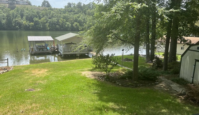 Lake front property with cabana on Lake Catherine. 20 minutes from Casino.