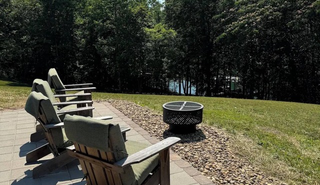 Lake Front Property with a gentle path to a private dock and lake. 3bed 2 bath