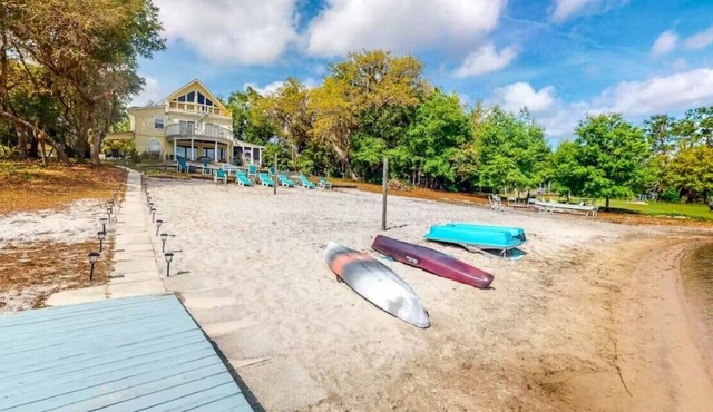 LAKE FRONT PROPERTY WITH BEACH, DOCK AND GAME ROOM, 30 MIN TO GAINSVILLE