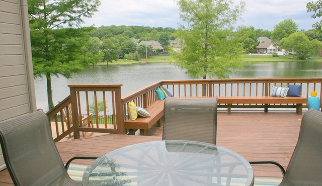 Lake Front Property With Swimming Pool In Quiet Neighborhood