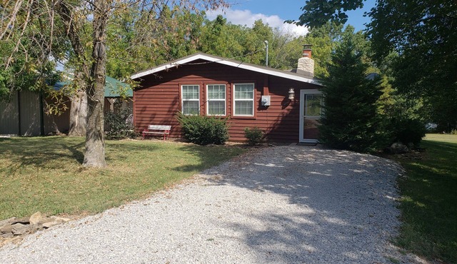Lake Front Relaxation at Pomona Lake Cabin One Hour from Kansas City and Topeka