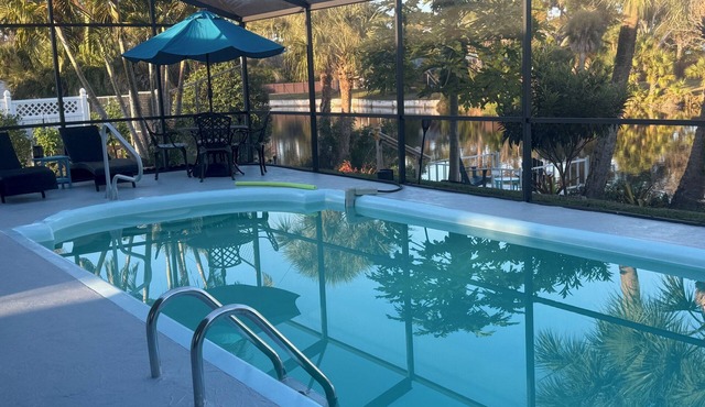 Lake Front Remodeled Salt Water Pool 1.5 miles to Beach-Home-3Bd/2ba/LR/Kitchen