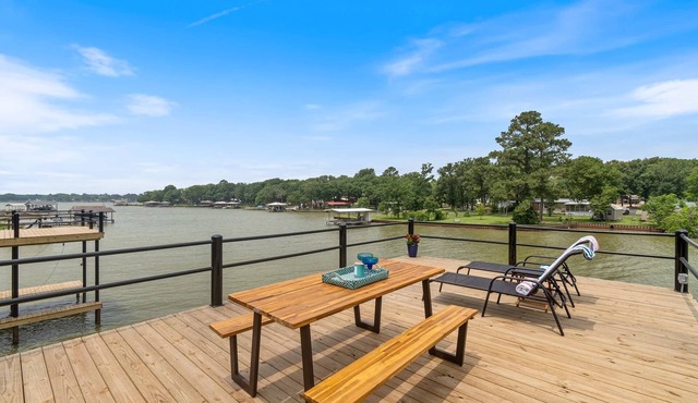 Lake Front Retreat, Hot Tub, Jet Ski & Boat Rental