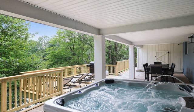Lake front Retreat - Hot Tub- Game room - Private Beach