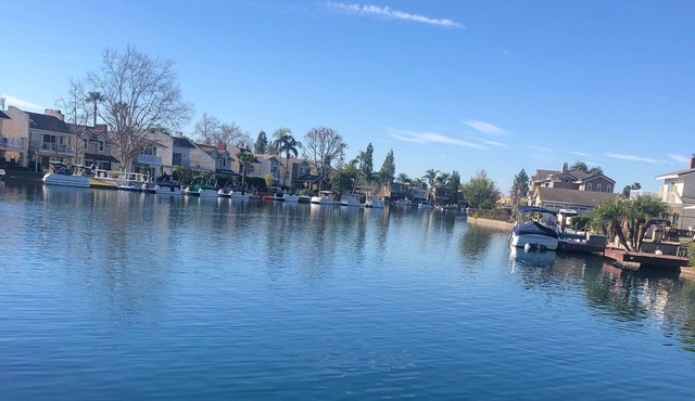 Lake Front Retreat, Luxurious , WiFi, Direct TV All King Size Beds. Gorgeous.