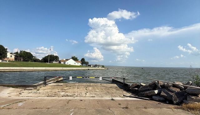 Lake front spacious 4-bedroom house in welcoming Livingston with WiFi, AC & MORE