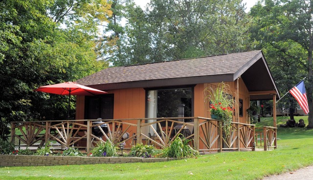 Lake Front Studio Cabin on Clear Lake! Great View & Deck