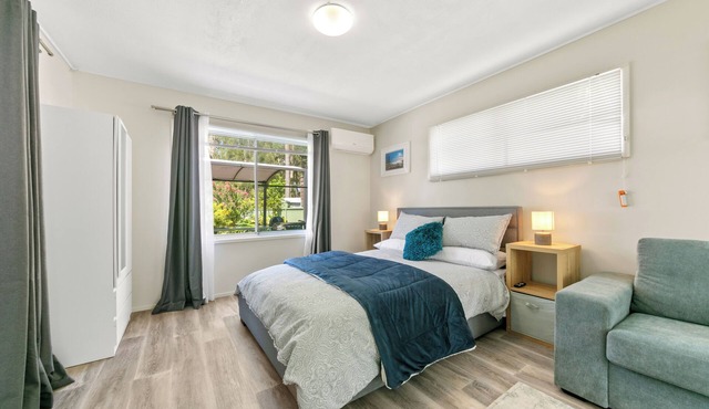 Lake Front Studio Pet Friendly, near The Entrance, Nora Head and Soldiers Beach