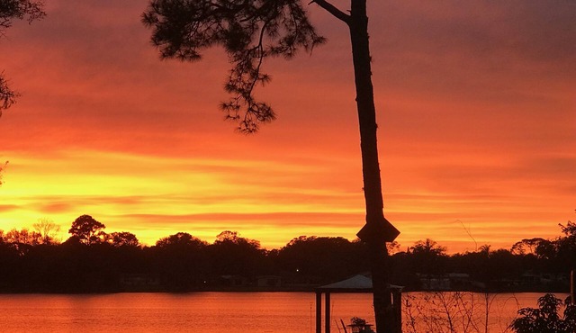 Lake Front Suite -Close to all Attractions