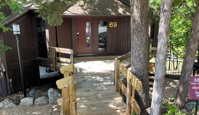 LAKE FRONT Swim off private Deck" WOW" ELEGANT in Heart Of Lake Of OZARKS