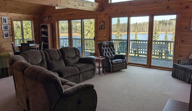 Lake front timber cottage amongst towering pines. Family and pet friendly