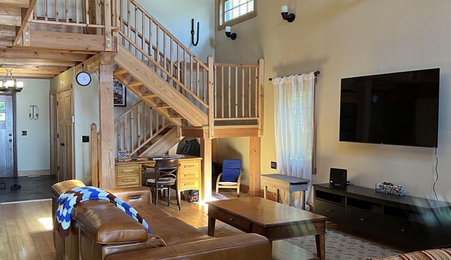 Lake Front Timber Frame, Hot Tub, Fireplace, *for bookings before Sept 5th.