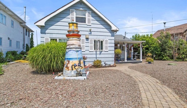 Lake Front Two Bedroom Cottage!