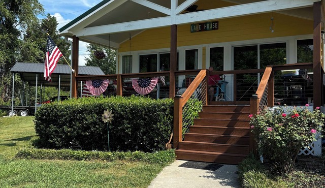 Lake Front, Two Docks, Family Friendly, Full Kitchen, Home Away From Home!