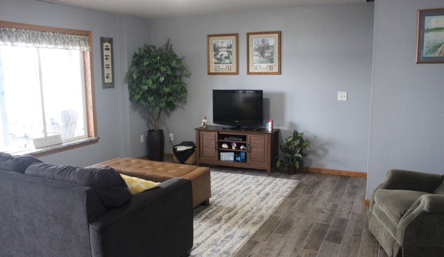 Lake front unit, Sleeps 6, great for families, crafting or fishing - lower level