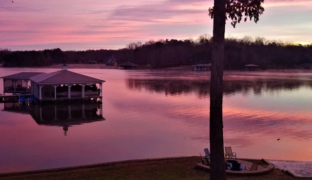 Lake Front Views 🔹 Boathouse 🔹 FirePit🔹 Private Beach 🔹 Theater Room