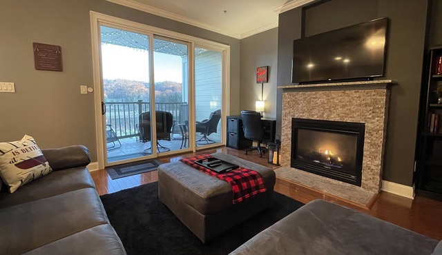 Lake front villa! 10 Minutes from I-75! No Stairs, all one level.